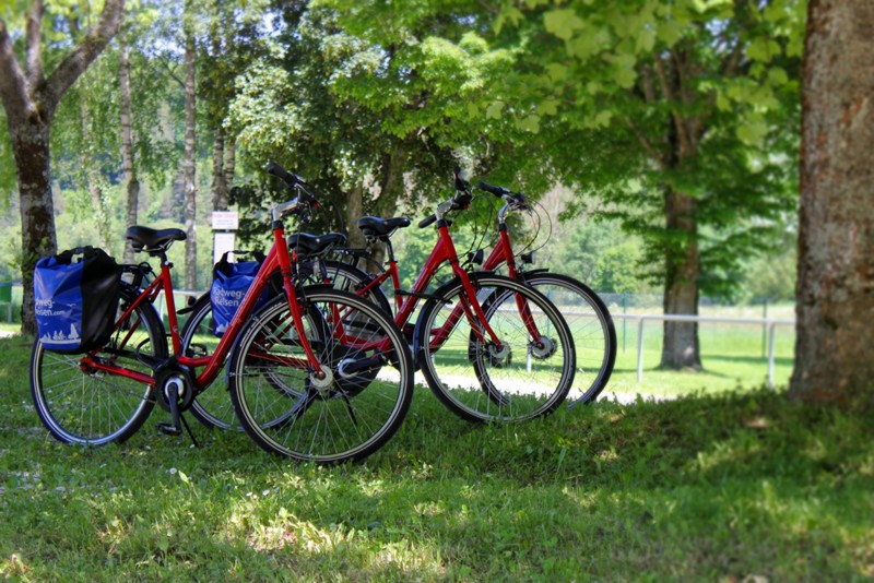 Fahrräder auf dem Radlerzeltplatz an der Donauversinkung