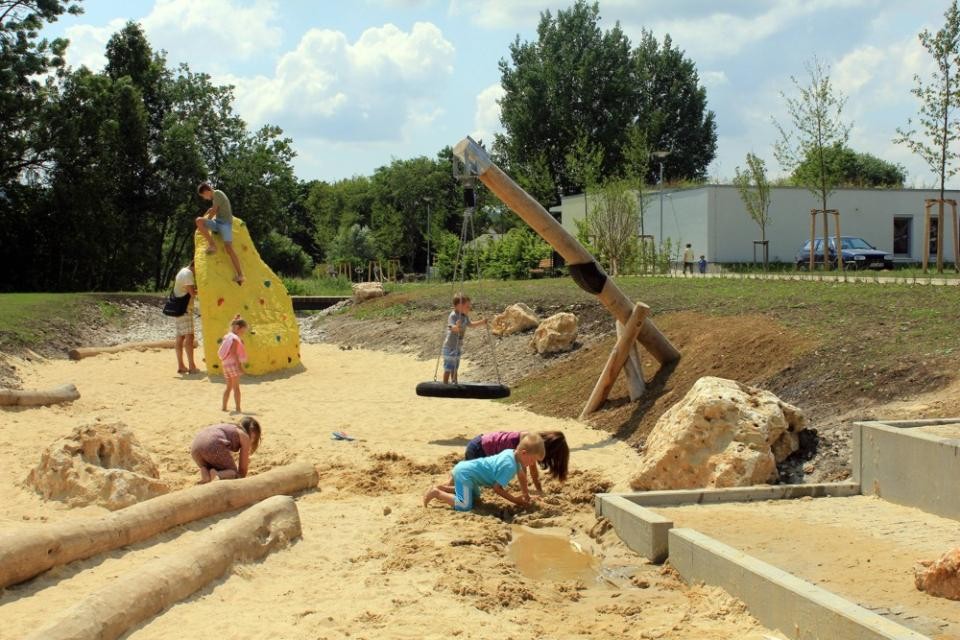 Kinder auf dem Spielplatz "Donauuferpark"