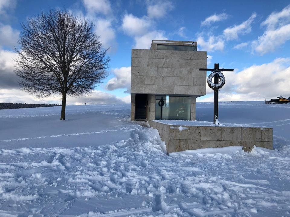 St.  Johannes und Jakobus-Kapelle mit Loipe im Hintergrund St.  Johannes und Jakobus-Kapelle mit Loipe im Hintergrund