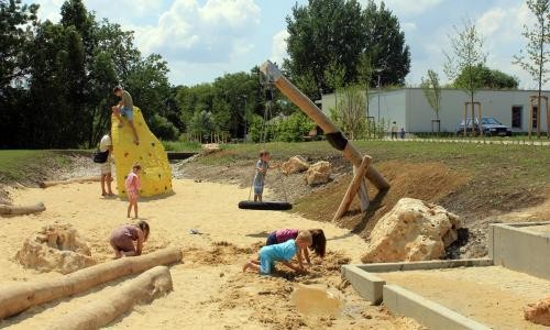 Kinderspielplatz Donauuferpark Kinderspielplatz mit Matschplatz im Donauuferpark