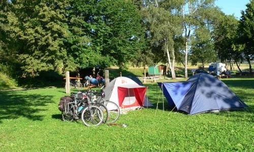 Fahrräder und Zelte auf dem Radlerzeltplatz