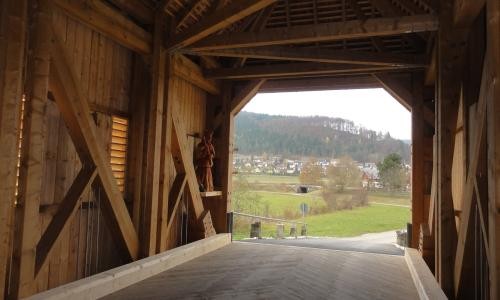 Innenansicht der neuen Holzbrücke Zimmern mit Schutzpatron "Nepomuk"