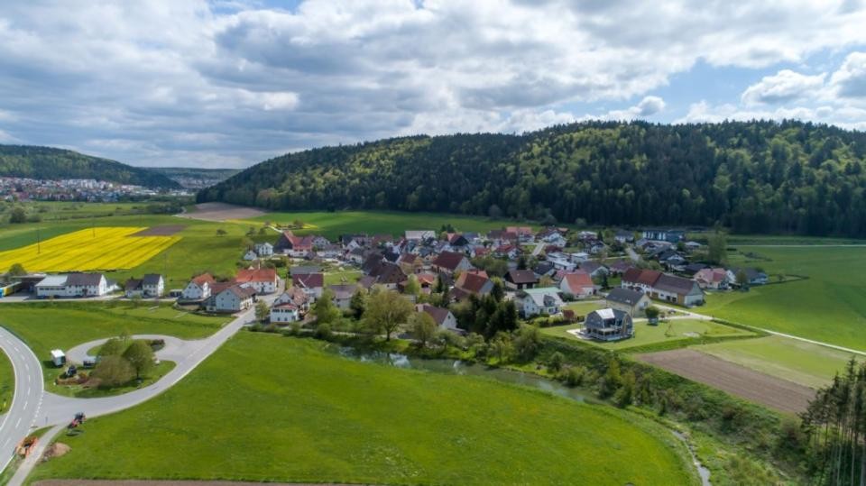 Luftaufnahme eines Dorfes