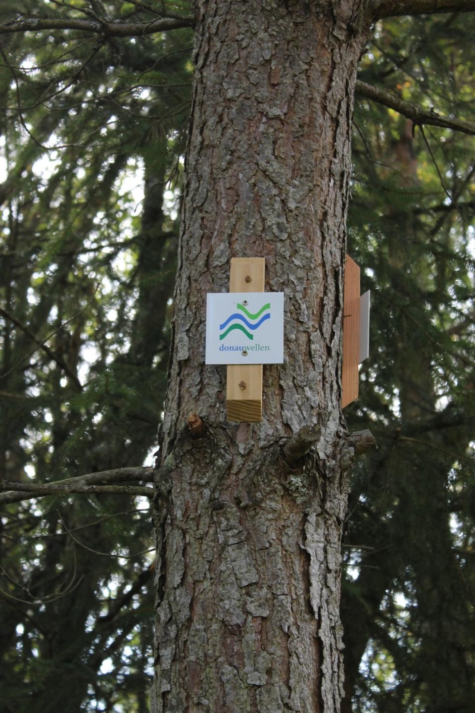 Schild am Baum