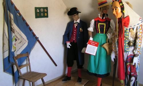 Heimatmuseum Narrenzunft Strumpfkugler Narrenfiguren mit dem Häs der Narrenzunft Strumpfkugler